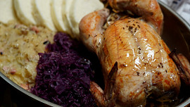 Kuře jako svatomartinská husa: Výborný sváteční oběd, který vás finančně nezruinuje, je rychle hotový a ctí tradici