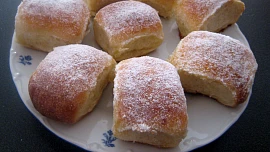 Nejvoňavější kynuté buchty jako od babičky: Jak na nadýchané těsto a náplň, která se rozplyne na jazyku