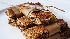 Zdravé domácí müsli tyčinky se dají připravit pečené i nepečené. Jak na to?