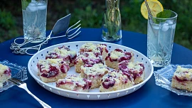 Pečení na víkend: Litý hrníčkový kynutý koláč je vláčný a překvapivě snadný. Drobenka na něm bude navíc díky tomuto triku krásně vonět!