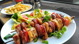 Balkánská kuchyně: Jak na oblíbené ražniči na grilu? Masu prospěje odležení, otáčení i alobal