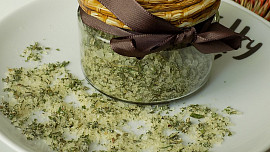 Bylinková sůl: Domácí voňavá směs, která oživí každé jídlo a ve spíži vydrží celé měsíce