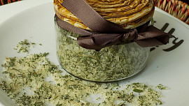 Bylinková sůl: Domácí voňavá směs, která oživí každé jídlo a ve spíži vydrží celé měsíce