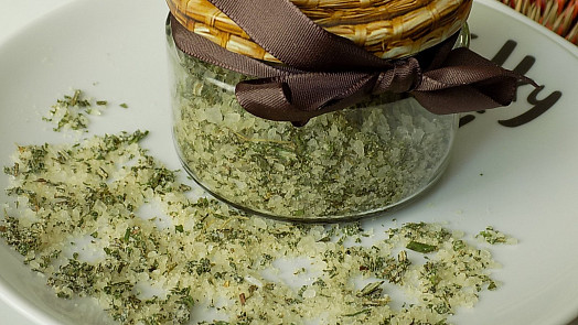 Bylinková sůl: Domácí voňavá směs, která oživí každé jídlo a ve spíži vydrží celé měsíce