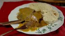 Hovězí roštěná podle prababičky Anežky: Šťavnaté maso v jemné omáčce s výraznou chutí snadno připravíte podle našeho videa