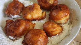 Co naše babičky uměly: Smažené kynuté myšky jsou jako malé koblihy a zvládne je opravdu každý