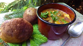 Výborná gulášová polévka 3x jinak: Ať ji děláme s masem nebo bez, klíčové je přidat rajský protlak a papriku ve správný moment