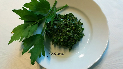 Pesto z libečku: Aromatické koření do polévek, těstovin i omáček jen z pár ingrediecí je snadné a hotové za chvíli