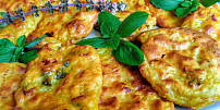 Květákové placičky obalené v těstíčku jsou krásně křupavé a aromatický sýr jim dodá vůni i další rozměr chuti
