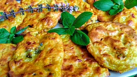 Květákové placičky obalené v těstíčku jsou krásně křupavé a aromatický sýr jim dodá vůni i další rozměr chuti
