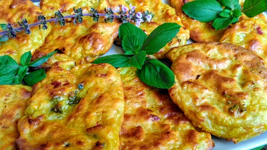 Květákové placičky obalené v těstíčku jsou krásně křupavé a aromatický sýr jim dodá vůni i další rozměr chuti