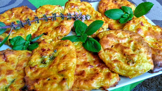 Květákové placičky obalené v těstíčku jsou krásně křupavé a aromatický sýr jim dodá vůni i další rozměr chuti