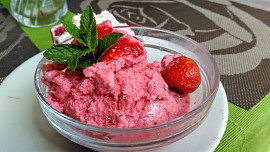 Smetanová jahodová zmrzlina se dá připravit i bez zmrzlinovače. Aby v ní nezůstaly krystalky, musí se v mrazáku několikrát promíchat