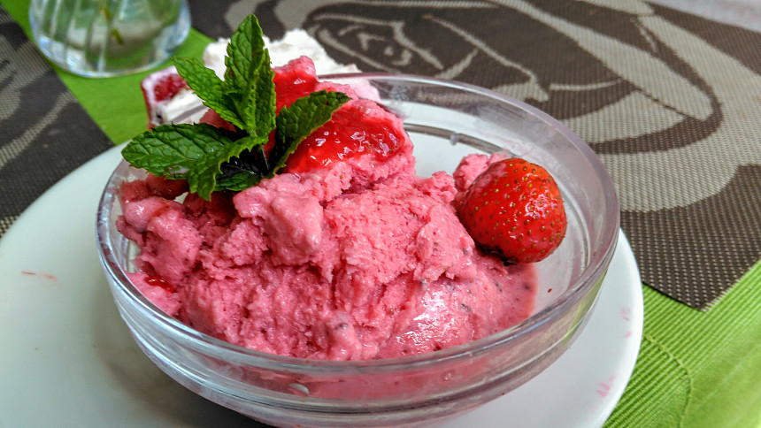 Smetanová jahodová zmrzlina se dá připravit i bez zmrzlinovače. Aby v ní nezůstaly krystalky, musí se v mrazáku několikrát promíchat