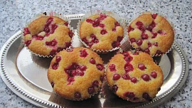Hrnkové rybízové muffiny jsou vláčné díky jogurtu a jemně voní skořicí. Hotové jsou za chvíli a zvládne je i začátečník