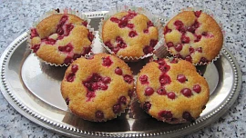 Hrnkové rybízové muffiny jsou vláčné díky jogurtu a jemně voní skořicí. Hotové jsou za chvíli a zvládne je i začátečník
