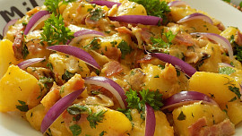 Levný letní oběd: Dušené brambory na osmažené slanině voní bylinkami a velice snadno se připravují