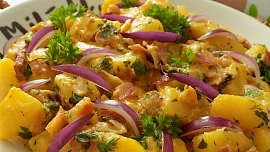 Levný letní oběd: Dušené brambory na osmažené slanině voní bylinkami a velice snadno se připravují