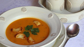 Krémová polévka z pečené podzimní zeleniny: Předpečení a kvalitní vývar dodá výraznou chuť i krásnou barvu