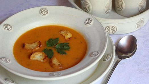 Krémová polévka z pečené podzimní zeleniny: Předpečení a kvalitní vývar dodá výraznou chuť i krásnou barvu