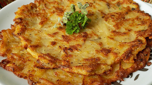 100 let starý recept na bramboráky: Vylepšené kysaným zelím chutnají ještě lépe než jen bramborový originál