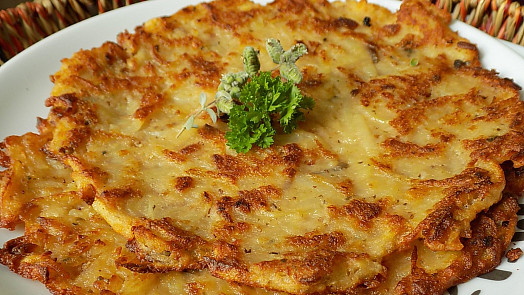 100 let starý recept na bramboráky: Vylepšené kysaným zelím chutnají ještě lépe než jen bramborový originál