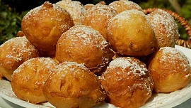 Cuketové kobližky: Díky cuketě a tvarohu jsou krásně vláčné a božsky chutnají obalené v cukru a skořici