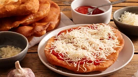 Bleskové tvarohové langoše: Bez kynutí, přesto nadýchané a vláčné. Skvělé jsou s česnekem i se sýrem a kečupem