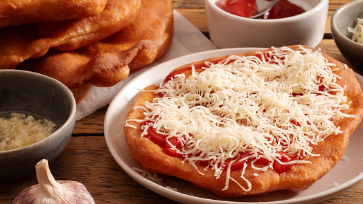 Bleskové tvarohové langoše: Bez kynutí, přesto nadýchané a vláčné. Skvělé jsou s česnekem i se sýrem a kečupem