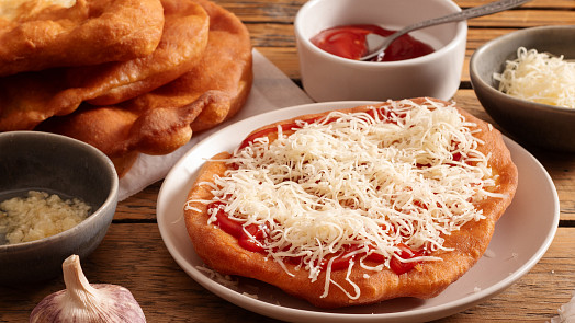 Bleskové tvarohové langoše: Bez kynutí, přesto nadýchané a vláčné. Skvělé jsou s česnekem i se sýrem a kečupem