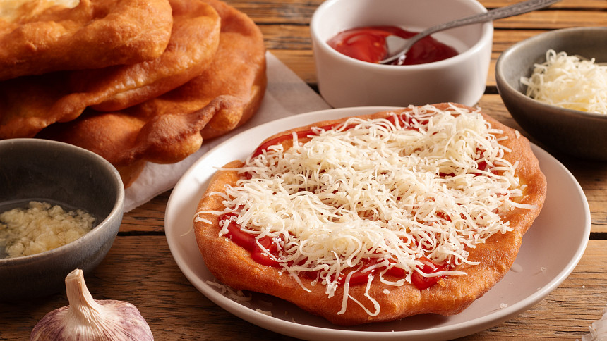 Bleskové tvarohové langoše: Bez kynutí, přesto nadýchané a vláčné. Skvělé jsou s česnekem i se sýrem a kečupem