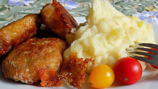 Loštický řízek je podobný holandskému, ale dokonalou šťavnatost i lehkou pikantnost mu dává jedna netradiční ingredience