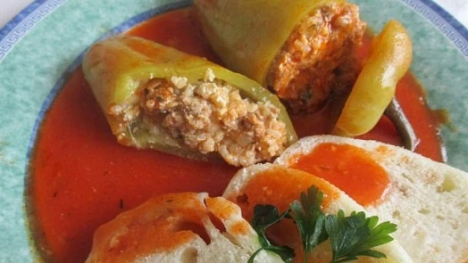 Plněné papriky v rajské omáčce: Typickou sladkokyselou chuť zajistí cukr a citronová šťáva, vůni kombinace koření