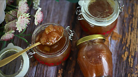 Rebarborová marmeláda: Voní mátou a pikantní chuť jí dodá zázvor. Při vaření šetřete vodou, rebarbora ji totiž pustí až dost