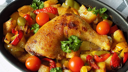 Jak na kuře na zelenině: Dopřejte si ho v mnoha obměnách. Upečte ho na kořenové zelenině i na zelí