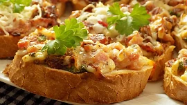 Rychlá a levná večeře ze zbylé veky: Zapečené chlebíčky chutnají božsky a v kombinaci se sýrem parádně zasytí