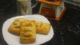 Snadné jablečné taštičky: Křehoučký moučník se šťavnatou a skořicí vonící náplní vyžaduje jen správný postup při pečení