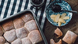 Nadýchané povidlové Honzovy buchty: Péče o kvásek je základ a dvojité kynutí zajistí dokonalý výsledek