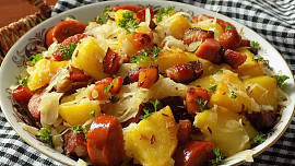 Sedlácké brambory: Šťavnatost a vůni dodá bůček, chuť speciálně upravené zelí. Na snadné jídlo stačí jen pár ingrediencí