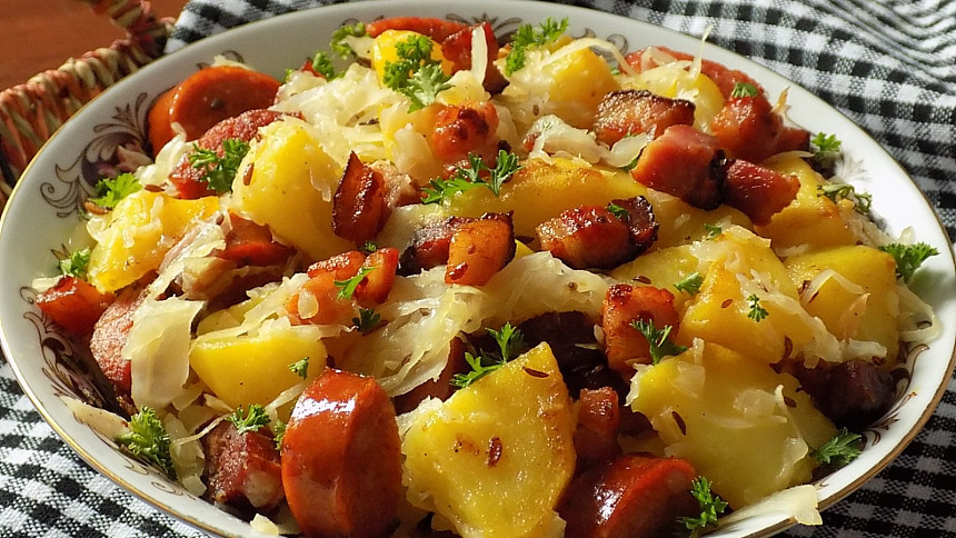 Sedlácké brambory: Šťavnatost a vůni dodá bůček, chuť speciálně upravené zelí. Na snadné jídlo stačí jen pár ingrediencí