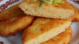 Co se zbylými bramborami? Placky, které pekly už naše babičky, jsou levné a překvapivě dobré