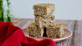 Bleskový a báječně vláčný makovec neboli makovník z plechu. Tento snadný hrnkový recept vás okouzlí