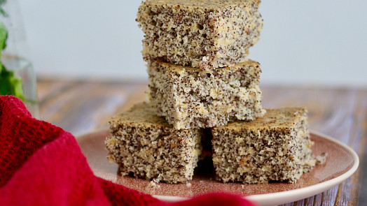 Bleskový a báječně vláčný makovec neboli makovník z plechu. Tento snadný hrnkový recept vás okouzlí