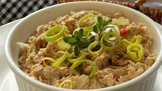 Rychlá masová pomazánka: Ze zbylé pečeně či vinné klobásy připravíte skvělé pohoštění pro návštěvy za pár korun