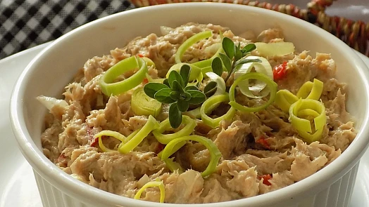 Rychlá masová pomazánka: Ze zbylé pečeně či vinné klobásy připravíte skvělé pohoštění pro návštěvy za pár korun