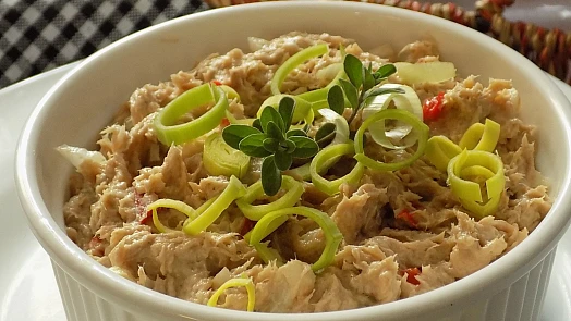 Rychlá masová pomazánka: Ze zbylé pečeně či vinné klobásy připravíte skvělé pohoštění pro návštěvy za pár korun