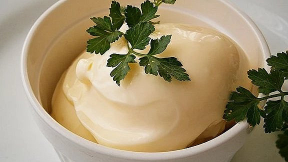 Domácí majonézu lze připravit hned několika způsoby. Domácí majonézu lze připravit hned několika způsoby.