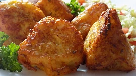 Květák v bramborovo sýrovém těstíčku je krásně křupavý, voní majoránkou a skvěle chutná s česnekovým dipem