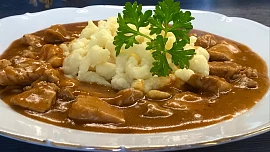 Nejlepší jíška do guláše, aby byl hustý tak akorát, voní po oříškách a obě základní suroviny máte doma