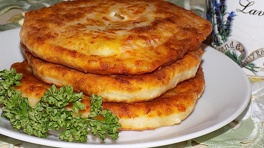 Kefírové hrníčkové placičky se sýrem: Smažená dobrota bez kynutí je ideální večeří, když spěcháte